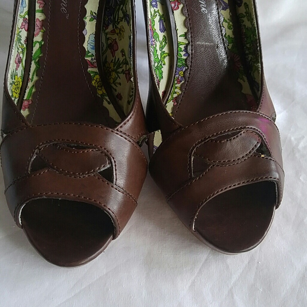 Shoes - Picture 3 of 8